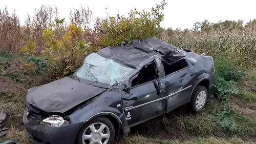 Patru persoane au fost rănite, după ce mașina în care se aflau s-a răsturnat pe un drum din județul Botoșani (FOTO)
