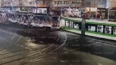 VIDEO | Momentul în care două tramvaie s-au ciocnit frontal în Capitală. Care e cauza probabilă oficială