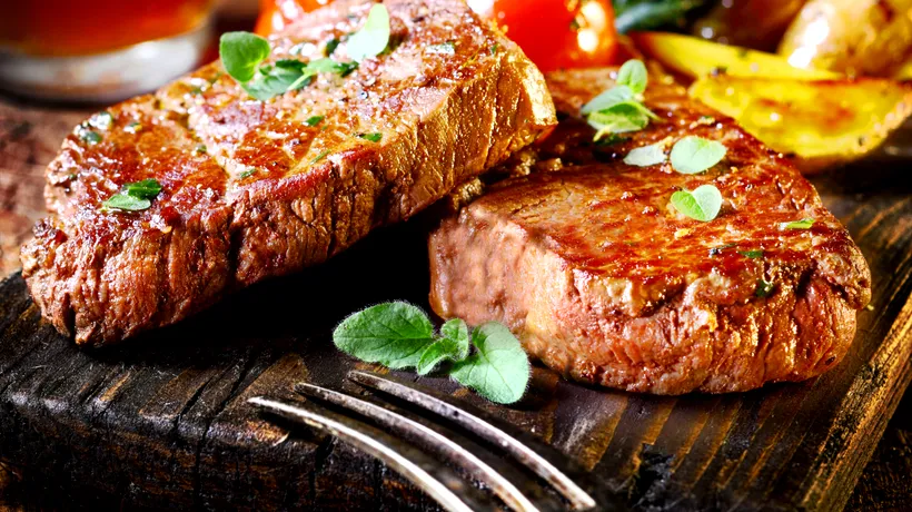 Carnea roșie procesată crește riscul de DEMENȚĂ. Ce s-a observat la persoanele care au trecut la o dietă pe bază de nuci și legume
