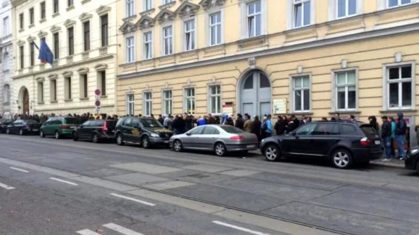 ALEGERI PREZIDENȚIALE 2014. Mai mulți români din Viena au fost dați afară din secția de votare. Consulul nu a vrut deloc să vorbească cu noi