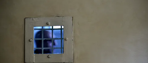 Un deținut de la Penitenciarul Giurgiu s-a tăiat cu lama, în încercarea de a-i „convinge” pe gardieni să-i schimbe camera