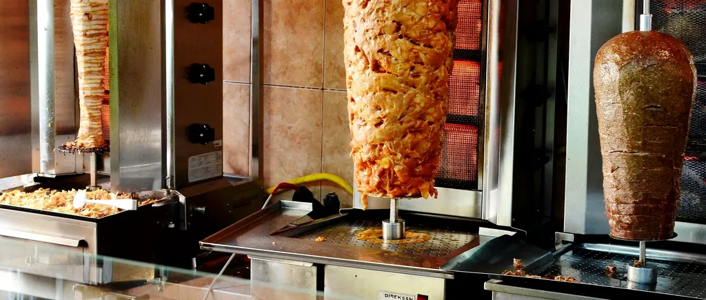 Angajatul unei fast-food dezvăluie cel mai mare MISTER al preparării unui kebab. Ce se întâmplă cu carnea de doner după ora închiderii