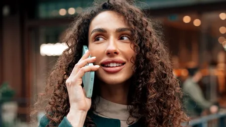 De ce tinerii din Generația Z evită să RĂSPUNDĂ la apeluri telefonice. Explicația psihologilor