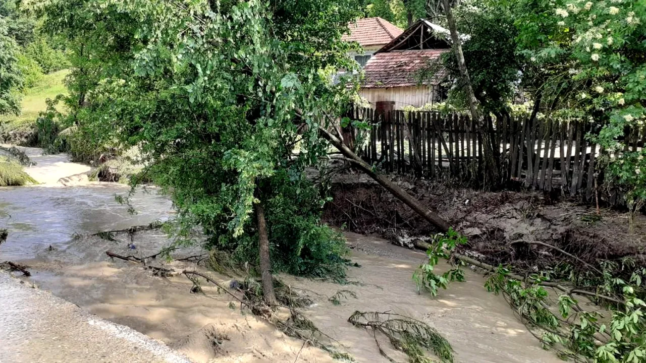 După ploi, vin viiturile. Risc de inundații pe râuri din 10 județe