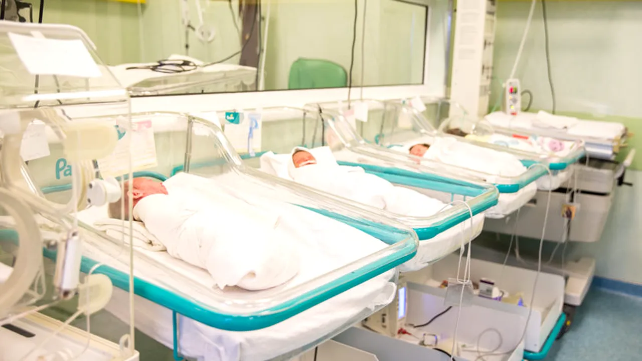 Maternitatea Odobescu din Timișoara a fost evacuată din cauza degradării imobilului. O bucată de tavan s-a prăbușit lângă sala de nașteri