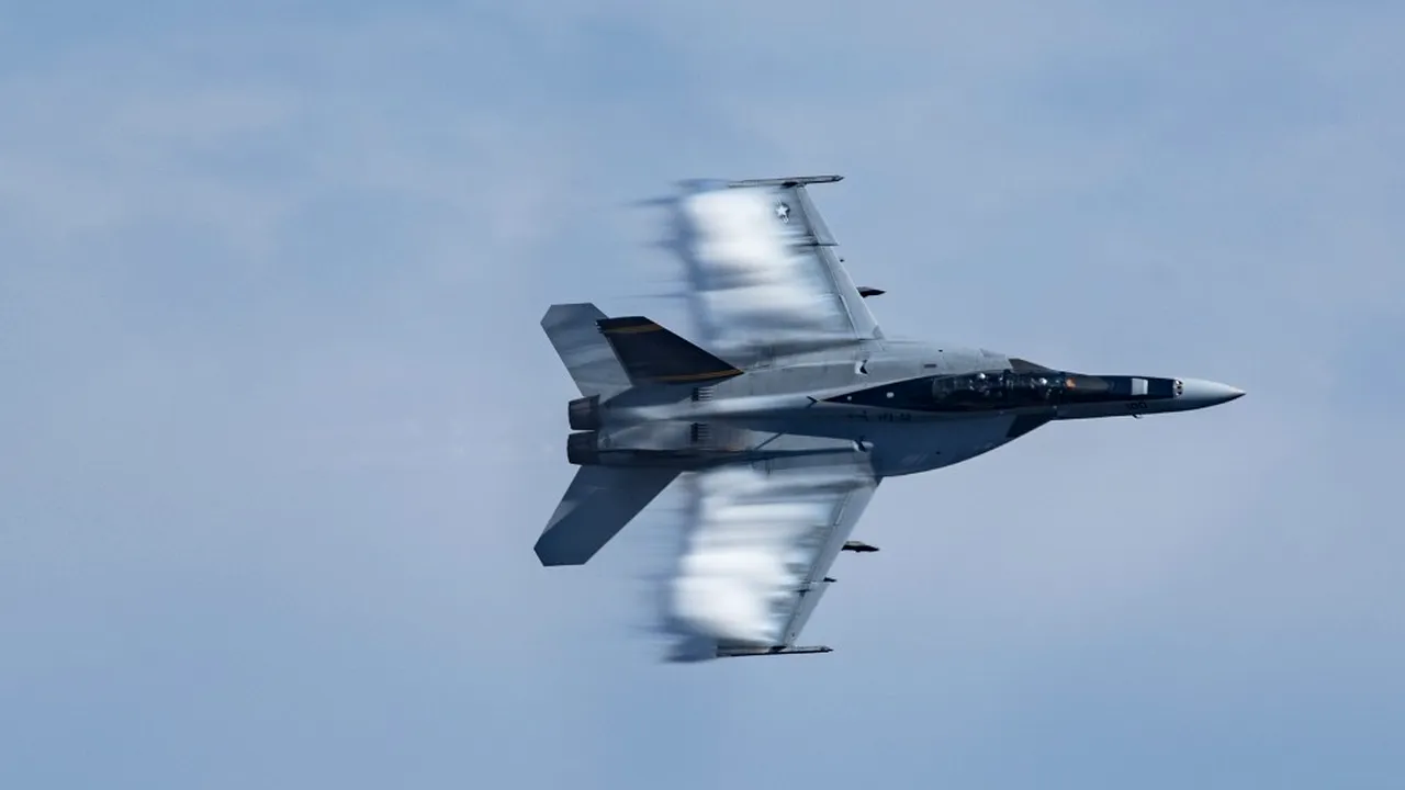 Șapte persoane au fost rănite după ce un avion militar  F/A-18 Super Hornet s-a prăbușit într-un parc național din California