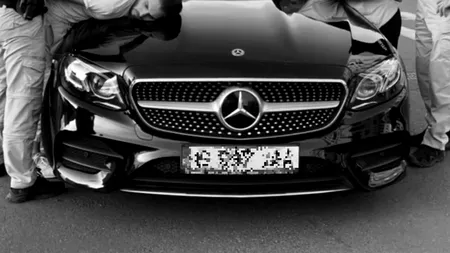 VIDEO. Imagini virale cu patru mașini de lux blocate simultan de polițiștii antidrog în centrul Brașovului. Șapte interlopi încătușați în stradă în aplauzele cetățenilor