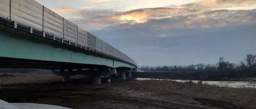 Un lot de autostradă nu este dat în folosință din cauza unui pod: Este o bătaie de joc la adresa românilor