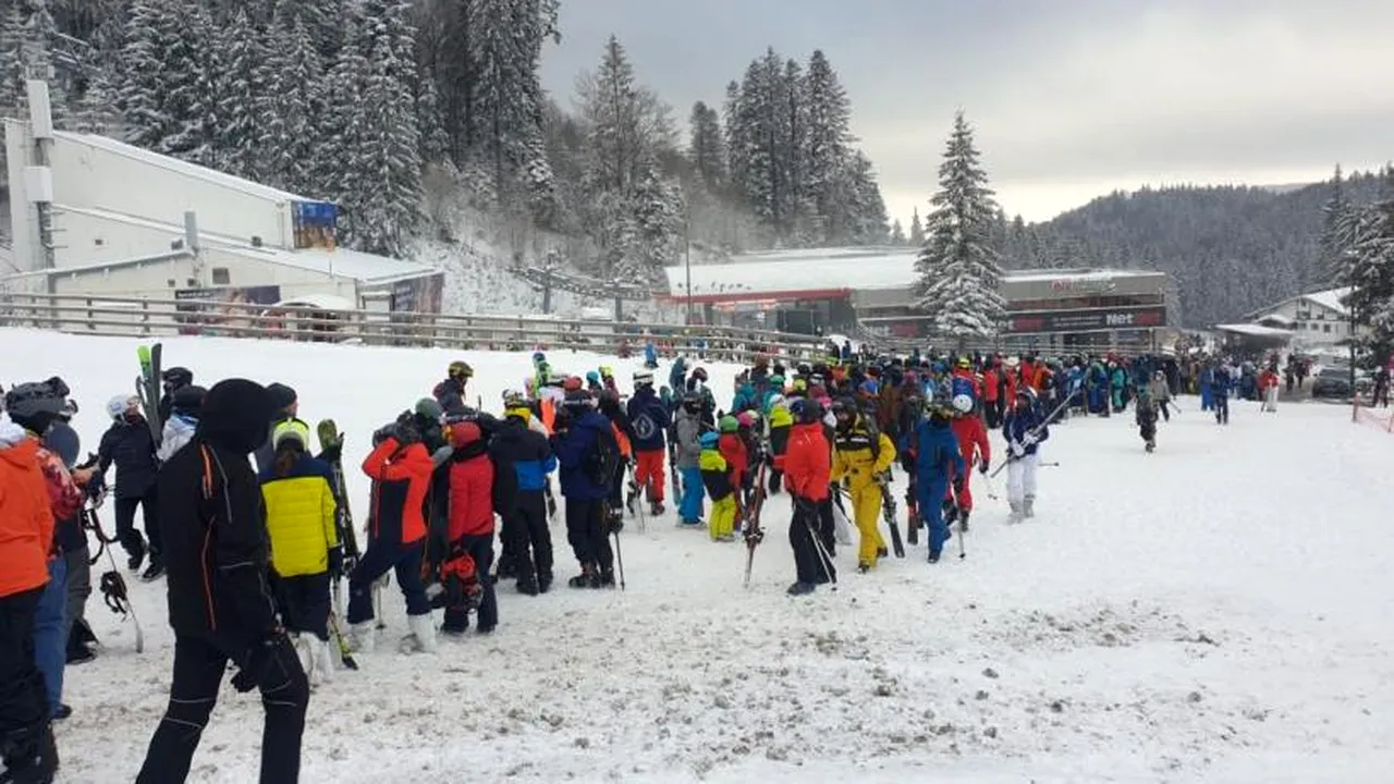 Coadă de aproape o oră la telegondolă, în Poiana Brașov! Imagini de la fața locului