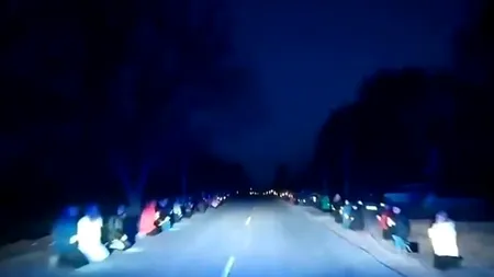 VIDEO EMOȚIONANT | Sute de ucraineni au îngenuncheat pe marginea drumului în onoarea celor care au murit în lupte