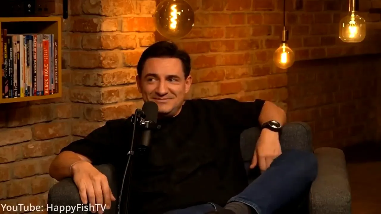 George Buhnici, derapaj din 2021: „Mă uitam în jos, la o doamnă mai săracă decât mine, care mânca o merdenea. O femeie ușor supraponderală. Nu simţi că este ceva în neregulă cu viaţa ta?” | VIDEO