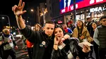 Sfârșitul erei Vucic după 14 ani de dominație în Serbia. Belgradul sărbătorește în stradă: „Am impresia că trăiesc, în sfârșit, într-o țară liberă. O să cântăm o să dansăm așa cum știm noi să o facem mai bine”