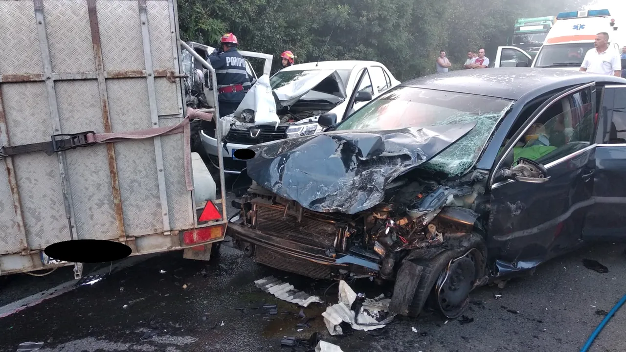 Coliziunea mortală pe DN 7, în Arad, între un microbuz de marfă și două mașini: Un mort și doi răniți - FOTO 