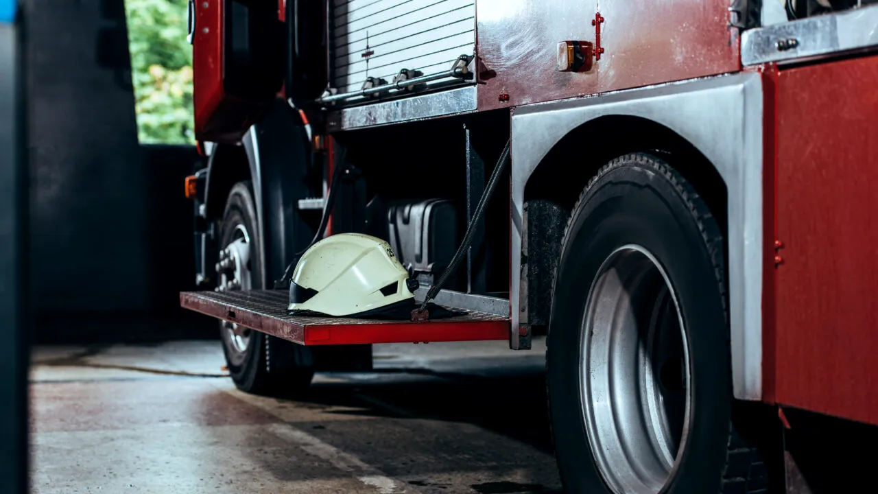 Locuitorii unui bloc din Titu, evacuaţi, după ce în clădire s-a simţit miros de gaze