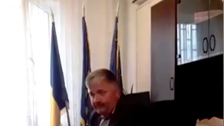 Bătaie și înjurături în timpul unei ședințe. Un consilier local din Gorj a fost LOVIT cu capul în față de șoferul primarului
