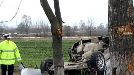 Cinci persoane rănite după ce o tânără cu permis de două luni a intrat cu mașina într-un pom