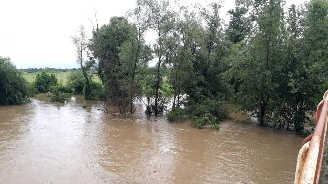 SITUAȚIE TRAGICĂ. Încă o zi cu distrugeri și pierderi de vieți omenești. O femeie de 47 de ani s-a înecat într-o baltă formată în urma ploilor | Peste 100 de case au fost inundate în ultimele 24 de ore