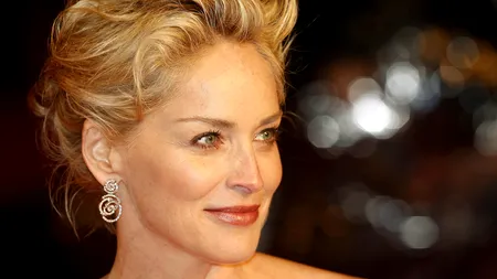 Sharon Stone și Kate Moss, sărut de 35.000 de lire sterline pentru cercetare medicală