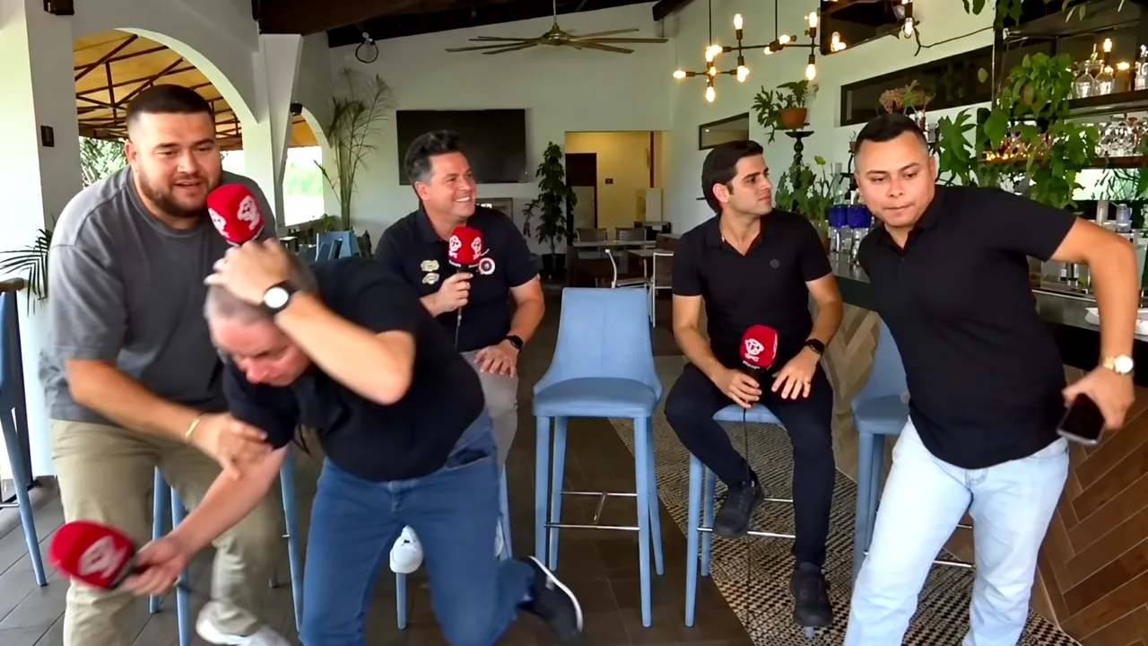 Momentul în care un cutremur de 7,7 grade este surprins în direct la o televiziune din Panama: comentatorii TV au fugit în timpul transmisiunii, după ce clădirea în care se aflau a început să se zguduie puternic