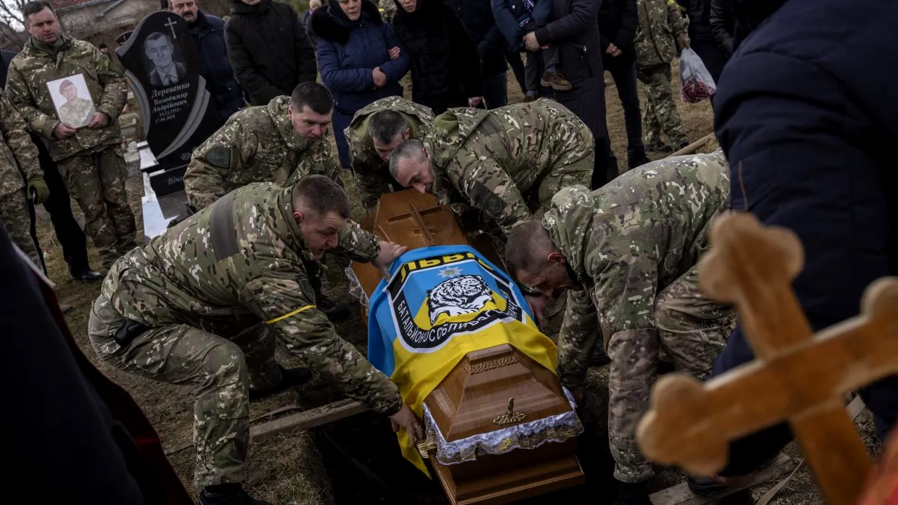 LIVE UPDATE | Rusia invadează Ucraina, ziua 17: Atacurile se intensifică în jurul Kievului / Bombardamente în marile orașe din Ucraina / Incendiu la două depozite de produse petroliere de lângă Kiev / Peste 2.000 de oameni protestează după ce trupele ruse l-au răpit pe primarul orașului Melitopol