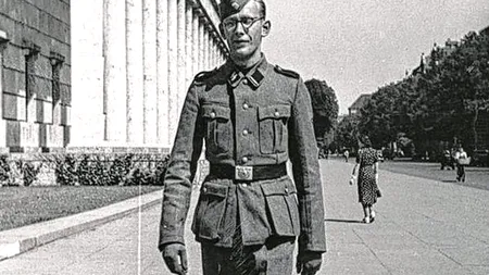 Pare un bătrân obișnuit, dar trecutul său este pătat cu sânge. Când va începe procesul „contabilului morții