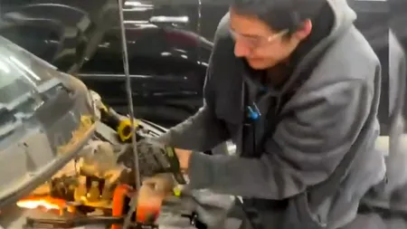 VIDEO Un șofer a trăit ȘOCUL vieții când s-a dus cu mașina în service. Ce a apărut după ce a deschis capota?