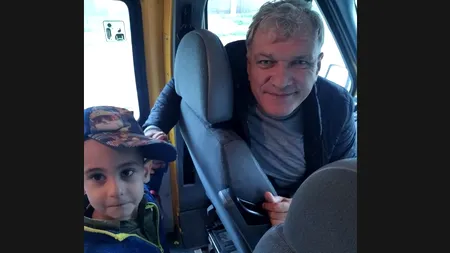Un primar din județul Gorj este șofer pe microbuzul școlar. Copiii sunt duși la grădiniță chiar de edilul comunei