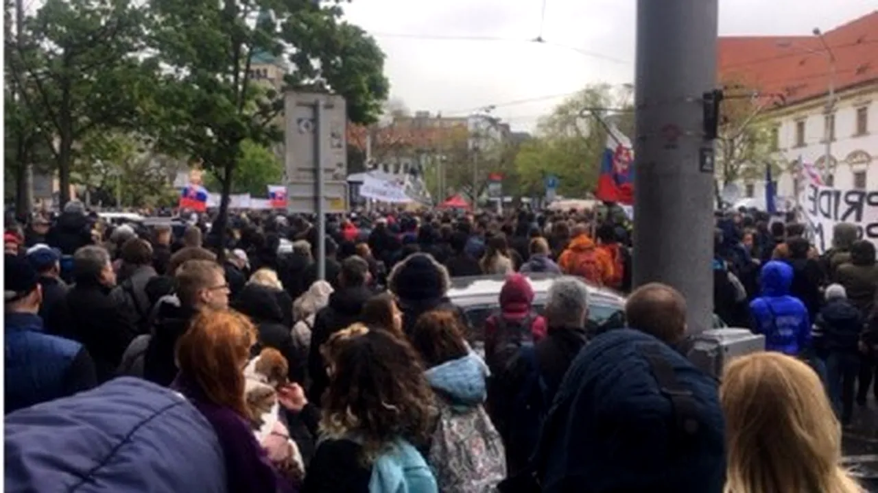 Protest uriaș în Slovacia, inspirat de manifestațiile din România: 