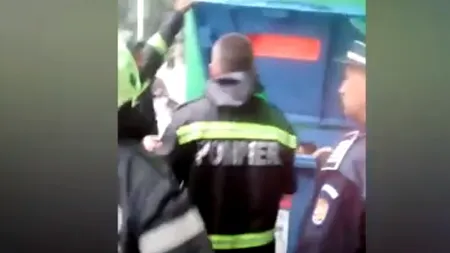 Doi copii, salvați dintr-un tomberon de gunoi de pompieri în Reșița