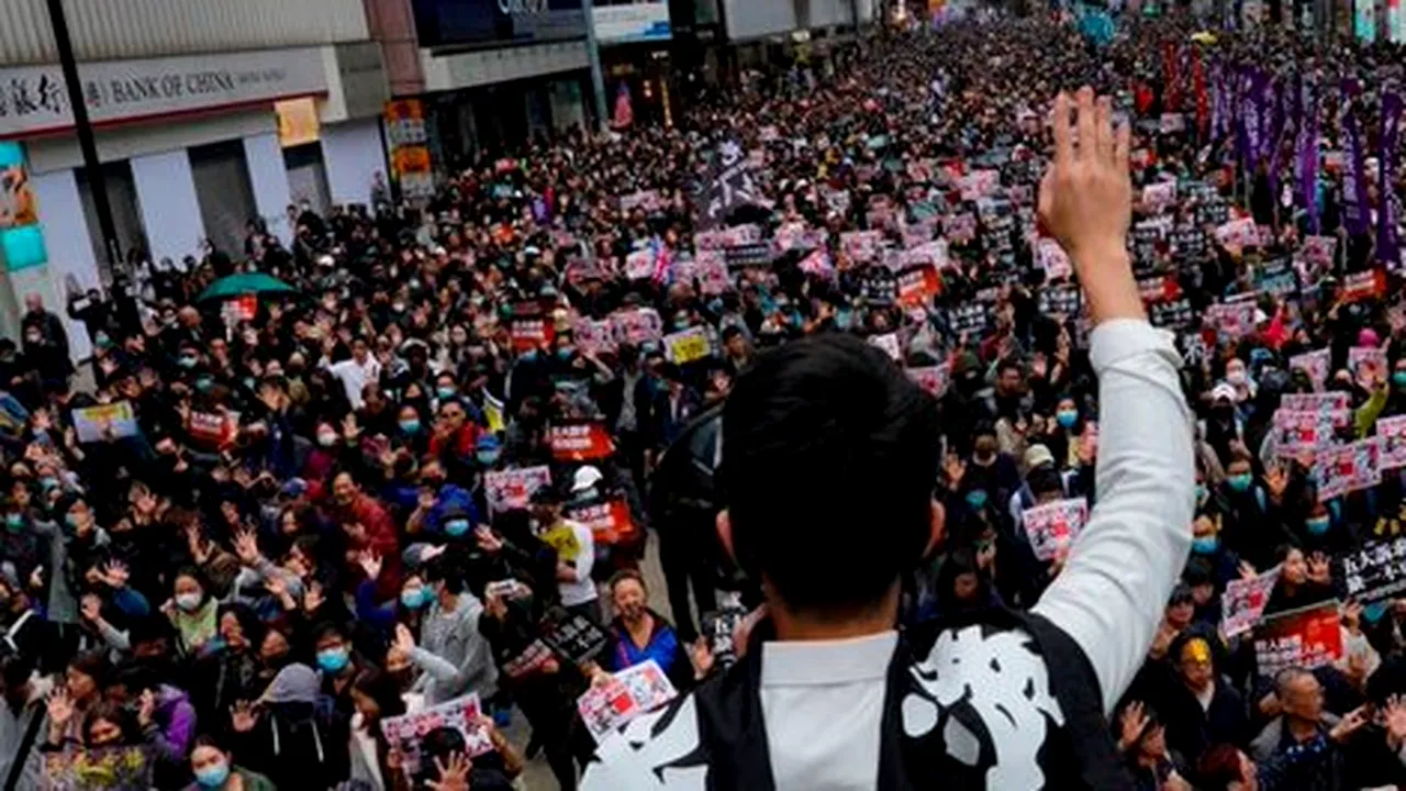 Un marș pașnic la Hong Kong s-a transformat în haos: Gaze lacrimogene și cocktailuri Molotov în prima zi a anului 2020 