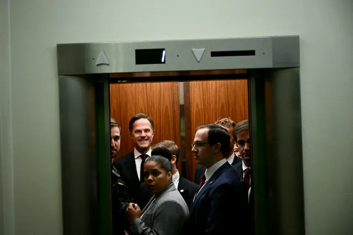 Mark Rutte, un „lingușitor al președintelui Trump, zâmbește în timp ce urcă în lift, sperând încă la încetarea războiului din Ucraina 
