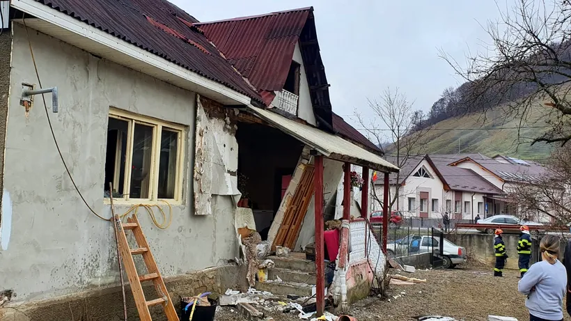 Incendiu urmat de o explozie, la o locuință din Bistrița-Năsăud. Un bărbat a suferit răni la nivelul feței