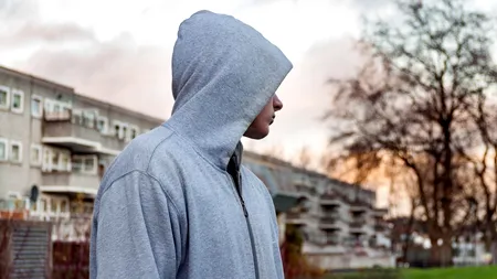 Locuitorii unui oraș spaniol, terorizați de un grup de sezonieri ROMÂNI: „E insuportabil. Trebuie să închidem ușile și evităm să mai ieșim pe stradă”