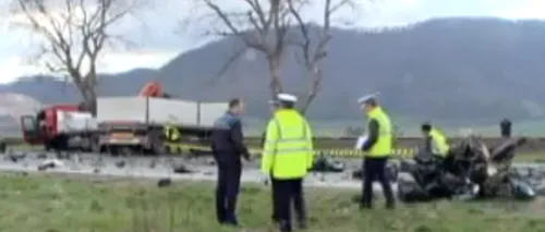 Accident groaznic la Brașov: o limuzină a fost pulverizată după ce șoferul a pierdut controlul și a intrat cu ea sub un TIR