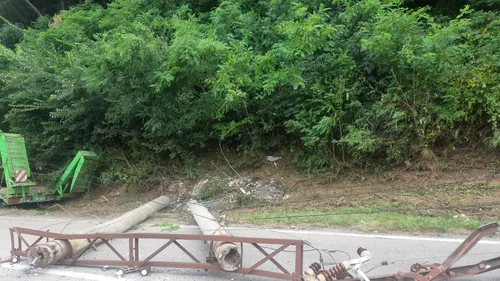 FOTO - VIDEO | Accident grav pe Valea Oltului: Un tren a agăţat un stâlp care fusese lovit de un TIR / Șapte persoane sunt rănite / Între victime, un elev al Școlii de poliție