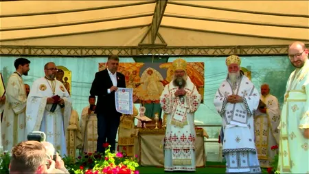 Marcel CIOLACU primește distincția „Crucea Oltului” de la Preasfințitul Sebastian, Episcopul Slatinei și Romanaților