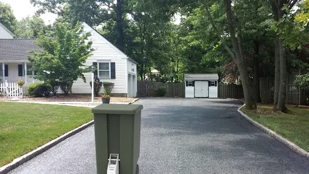 Tomberonul inteligent care iese singur în stradă și se întoarce în curte