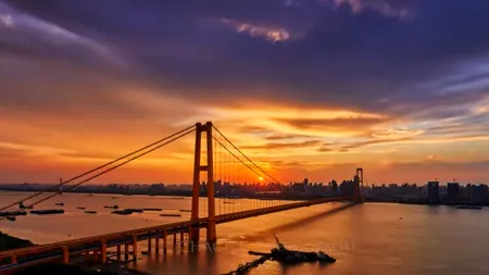 VIDEO SPECTACULOS. Wuhan revine la viaţă după criza COVID-19. După 76 de zile de carantină totală, capitala provinciei Hubei s-a deschis