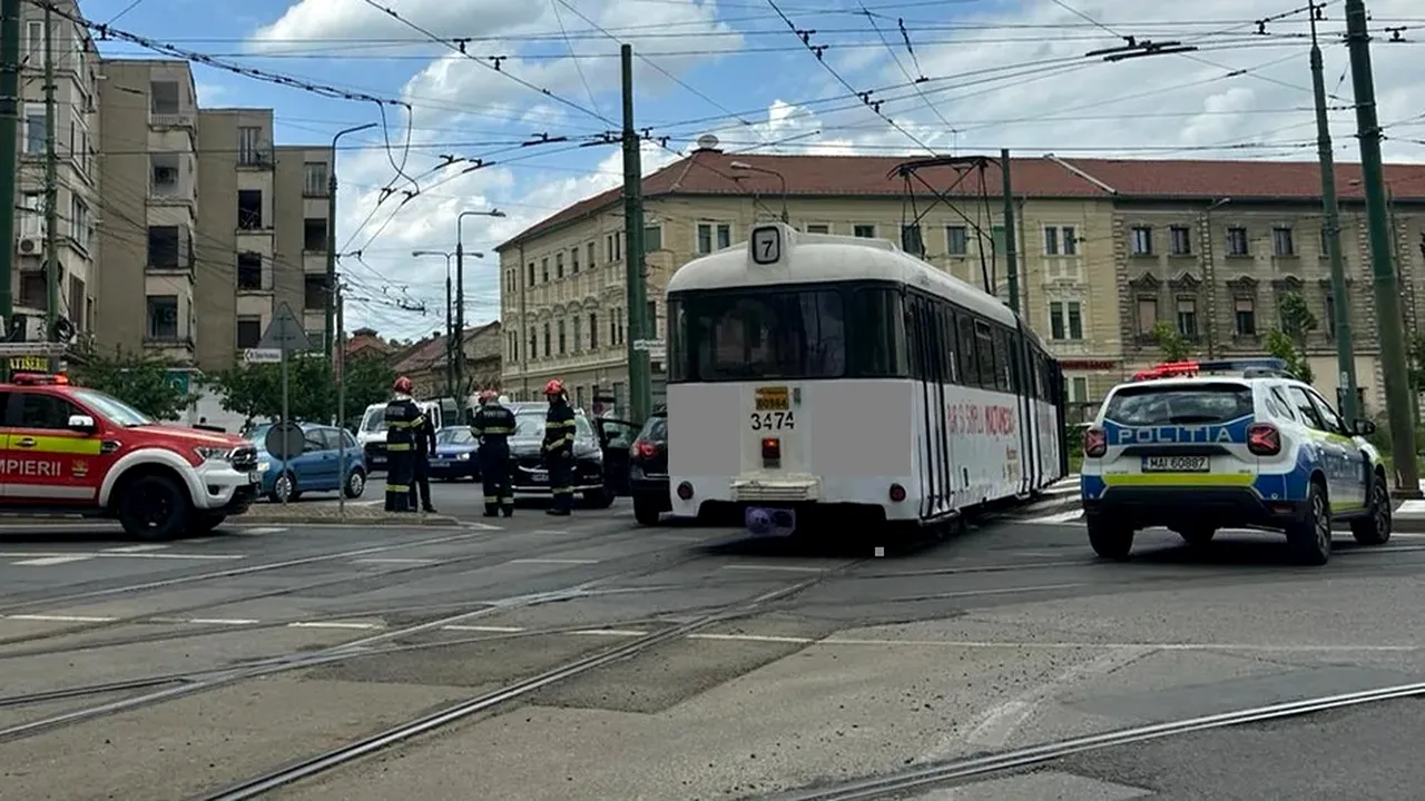 O șoferiță din Timișoara a intrat cu mașina într-un tramvai. Circulația în zona accidentului a fost blocată