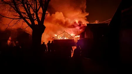 FOTO-VIDEO. Momente de panică în Argeș. Șapte case, cuprinse de flăcări. Nu există victime