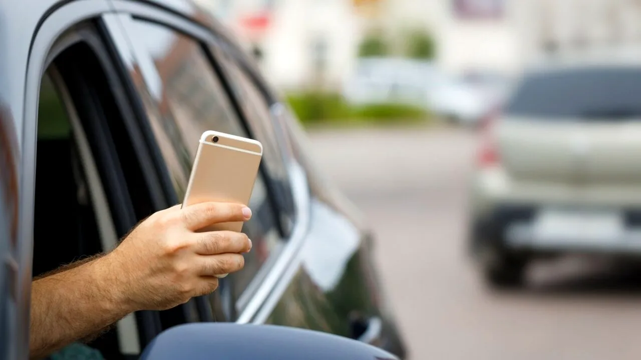 Atenție șoferi! Puteți fi amendați pe baza FILMĂRILOR făcute de alți șoferi în trafic. Există totuși o condiție importantă