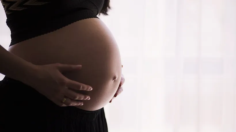 Profesorul de religie care a lăsat gravidă o elevă a recunoscut copilul