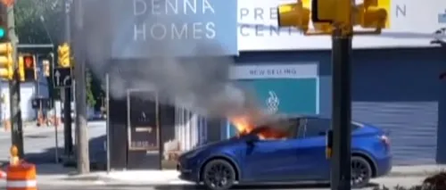 VIDEO | Un şofer a fost la un pas de moarte după ce maşina sa Tesla a luat foc din senin