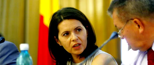 Elena Udrea îi răspunde Adrianei Săftoiu: „Spre deosebire de ea, nu am fost fotografiată ieșind din apartamente obscure de la întalniri cu bărbații altora