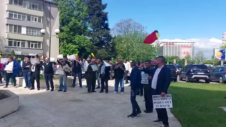 VIDEO | Protest pentru deschiderea unui pod care riscă să se prăbușească