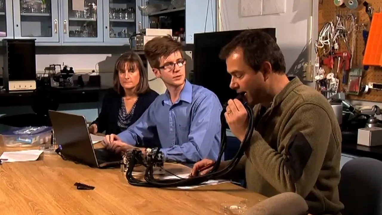 Un nou dispozitiv le permite persoanelor surde să „audă cu limba