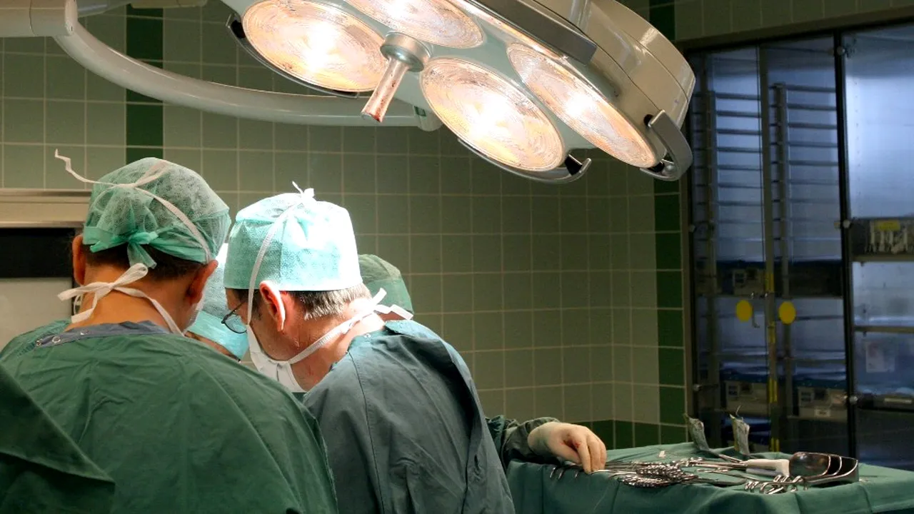 Un bărbat a fost operat de urgență după ce medicii au decoperit că avea un pahar înfipt în anus. Motivul halucinant invocat de botoșănean