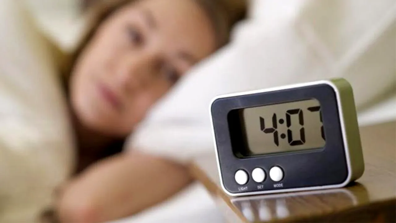 Te TREZEȘTI între ora 3:00 și 5:00 noaptea, fără motiv? Ce încearcă să îți comunice organismul tău, de fapt