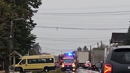 Accident cu un microbuz școlar, un camion și două autoturisme în Dâmbovița