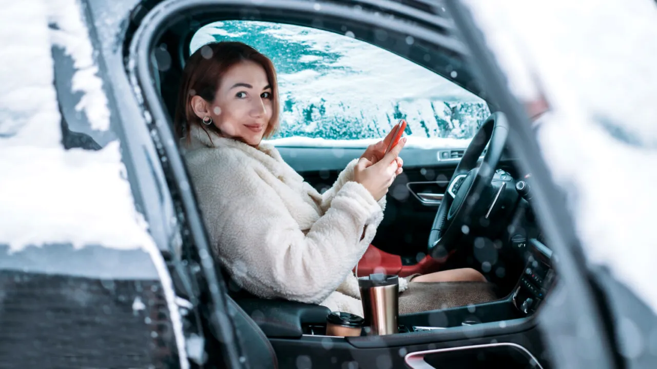 Greșeala pe care o fac mulți șoferi iarna. Titi Aur explică de ce nu e bine să lași motorul mult timp la ralanti să se încălzească